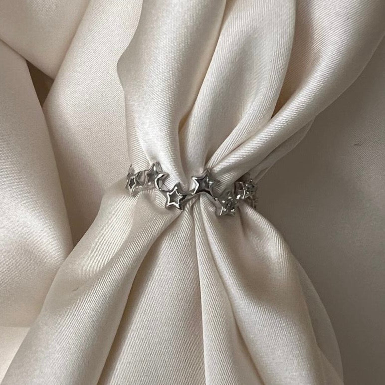 Yıldız Desenli Taşlı Gümüş Görünümlü Çelik Yüzük