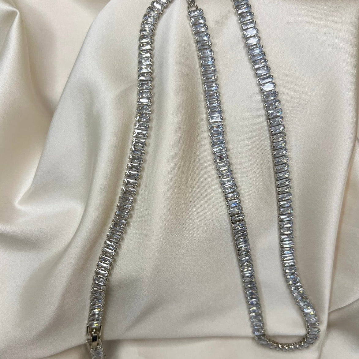 Baget Taşlı Su Yolu Gümüş Görünümlü Çelik Kolye & Bileklik Set