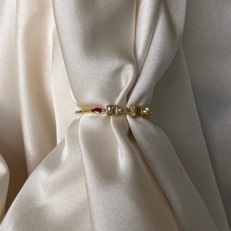 Geometrik Taşlı Altın Görünümlü Çelik Yüzük