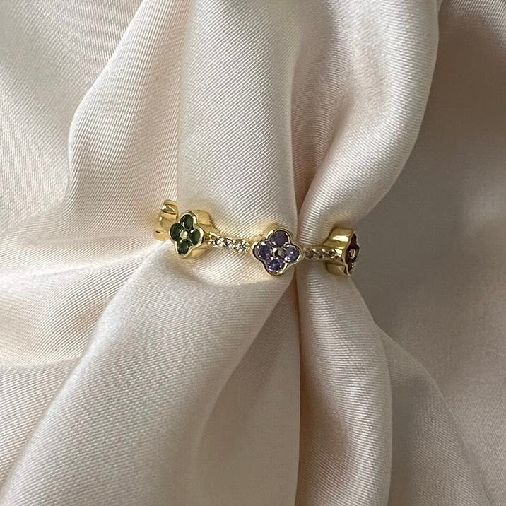 Çiçek Sıralı Taşlı Altın Görünümlü Çelik Yüzük