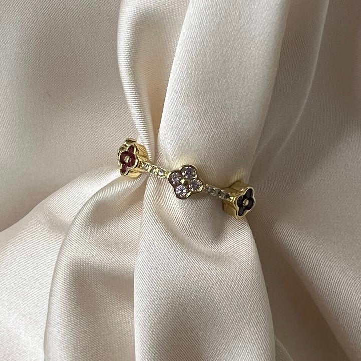 Çiçek Sıralı Taşlı Altın Görünümlü Çelik Yüzük