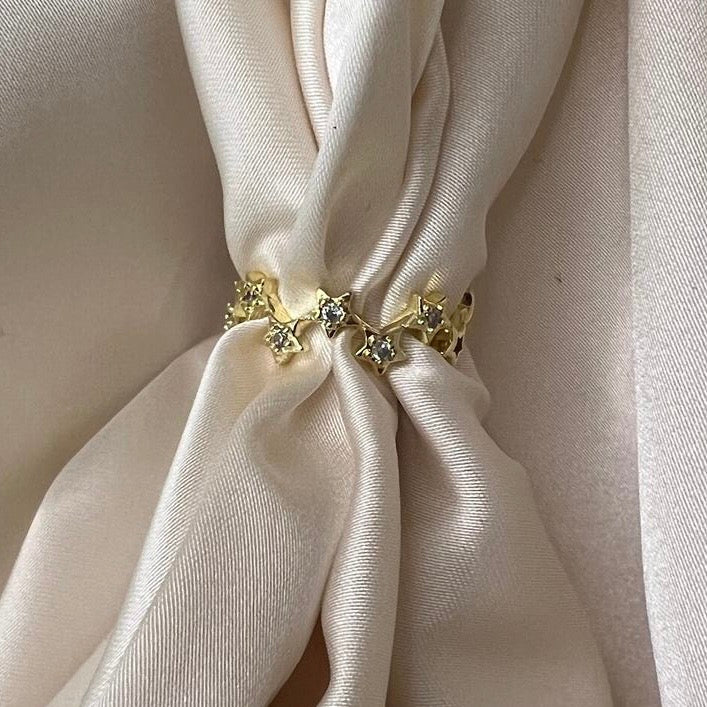 Yıldız Desenli Taşlı Altın Görünümlü Çelik Yüzük