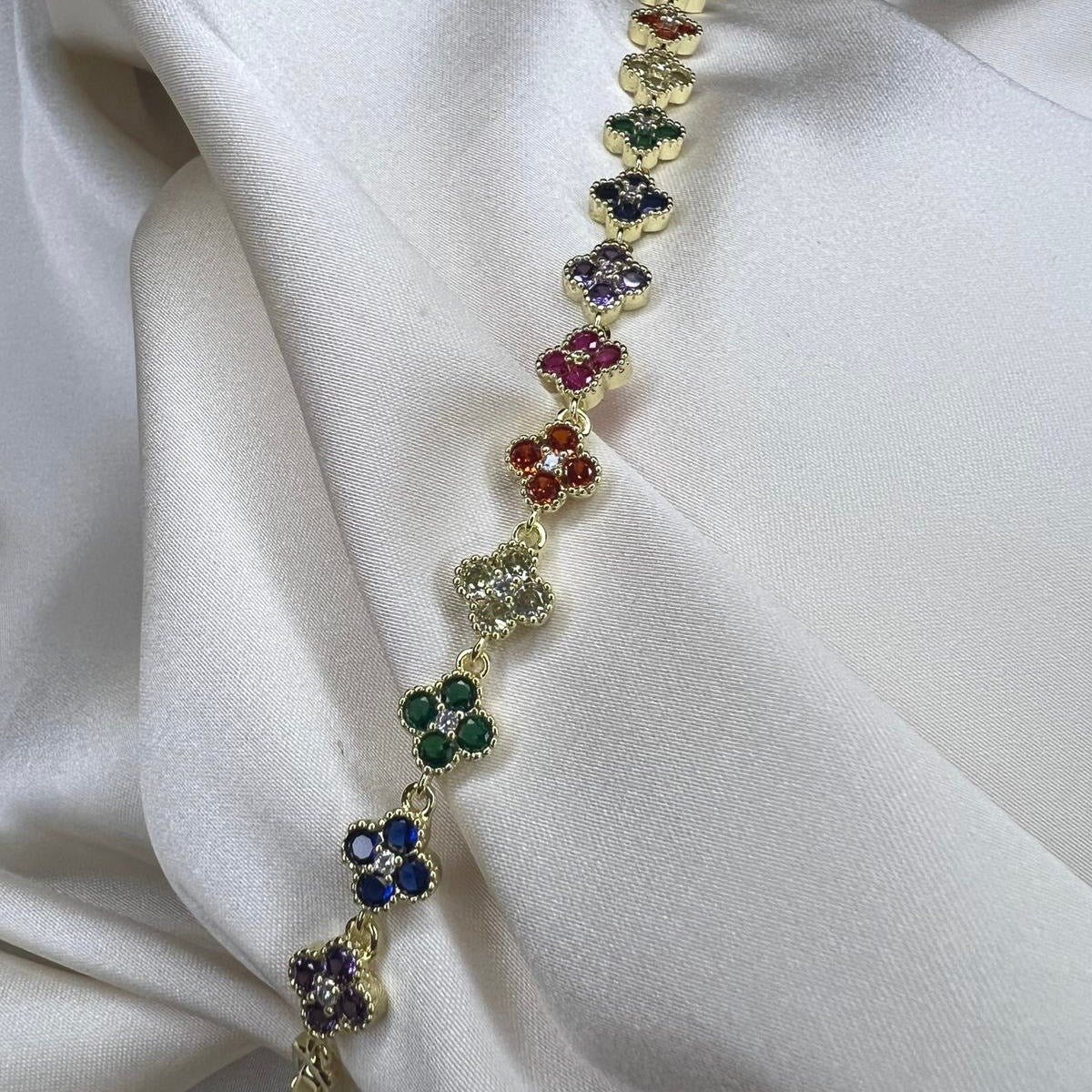 Çiçek Sıralı Taşlı Altın Görünümlü Çelik Bileklik