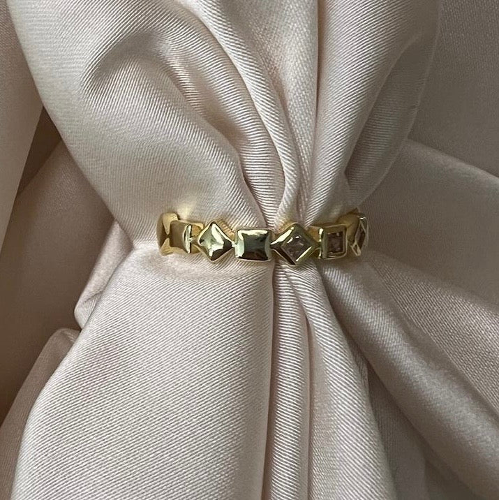 Geometrik Taşlı Sıralı Altın Görünümlü Çelik Yüzük