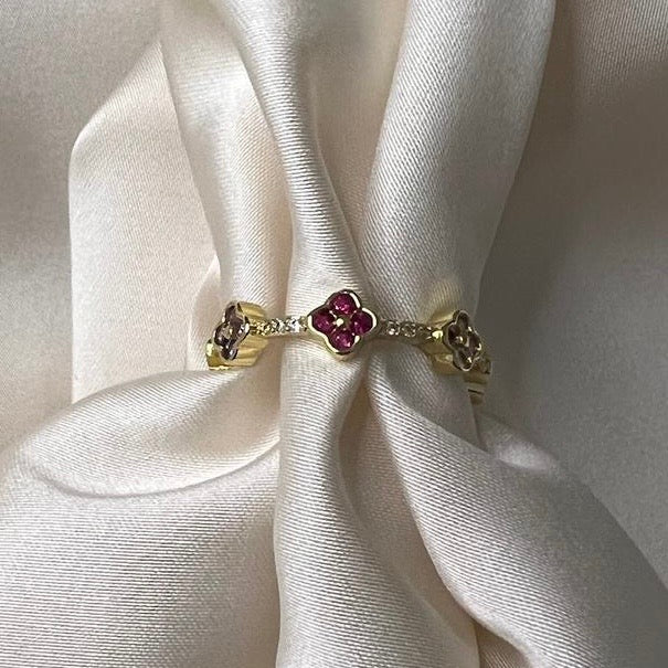 Çiçek Sıralı Taşlı Altın Görünümlü Çelik Yüzük