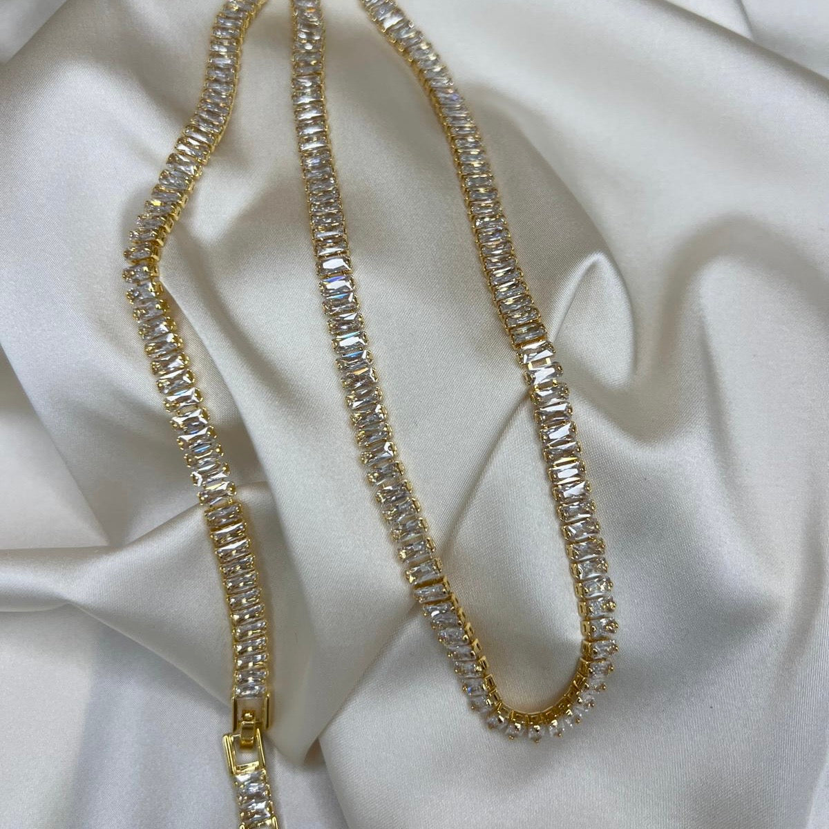 Baget Taşlı Su Yolu Altın Görünümlü Çelik Kolye & Bileklik Set