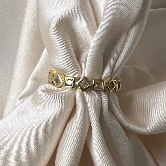 Geometrik Taşlı Sıralı Altın Görünümlü Çelik Yüzük