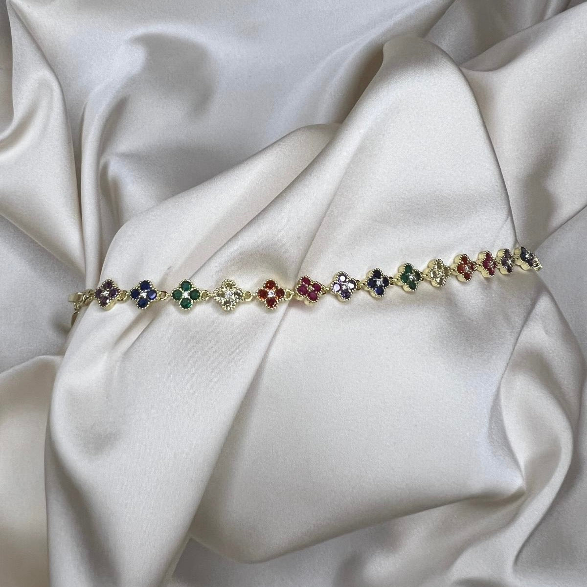 Çiçek Sıralı Taşlı Altın Görünümlü Çelik Bileklik