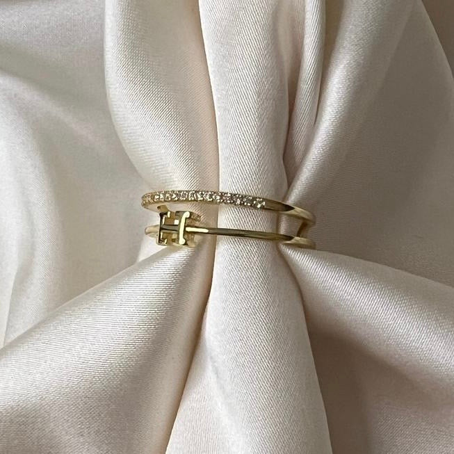 Çift Sıralı H Taşlı Altın Görünümlü Çelik Yüzük